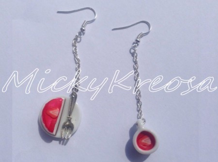 Orecchini pendenti con tazzina e piattino di ceramica e dolce alla fragola!